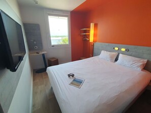 Chambre double | Ameublement unique, bureau, espace de travail pour ordinateurs portables