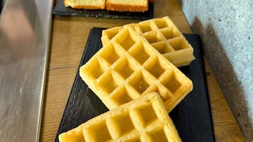 每日供应自助式早餐(每人 EUR 9.00)