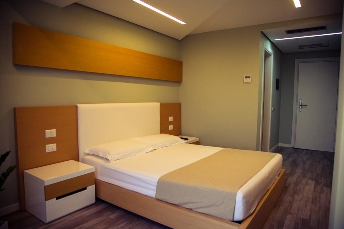 Soundproofing, WiFi (free)