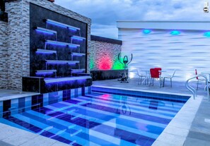 Outdoor pool, pool loungers - Hotel Boutique El Poblado (Neiva)