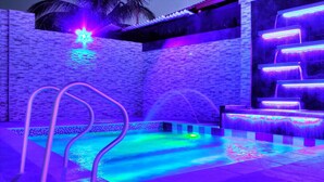 A pool area with a water feature and a star-shaped light. - Hotel Boutique El Poblado (Neiva)