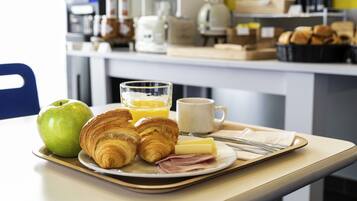 Desayuno buffet entre semana (con cargo)