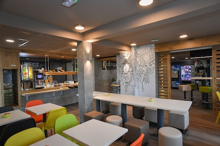 Buffet breakfast for a fee on weekdays. Ibis Budget Saint Lo