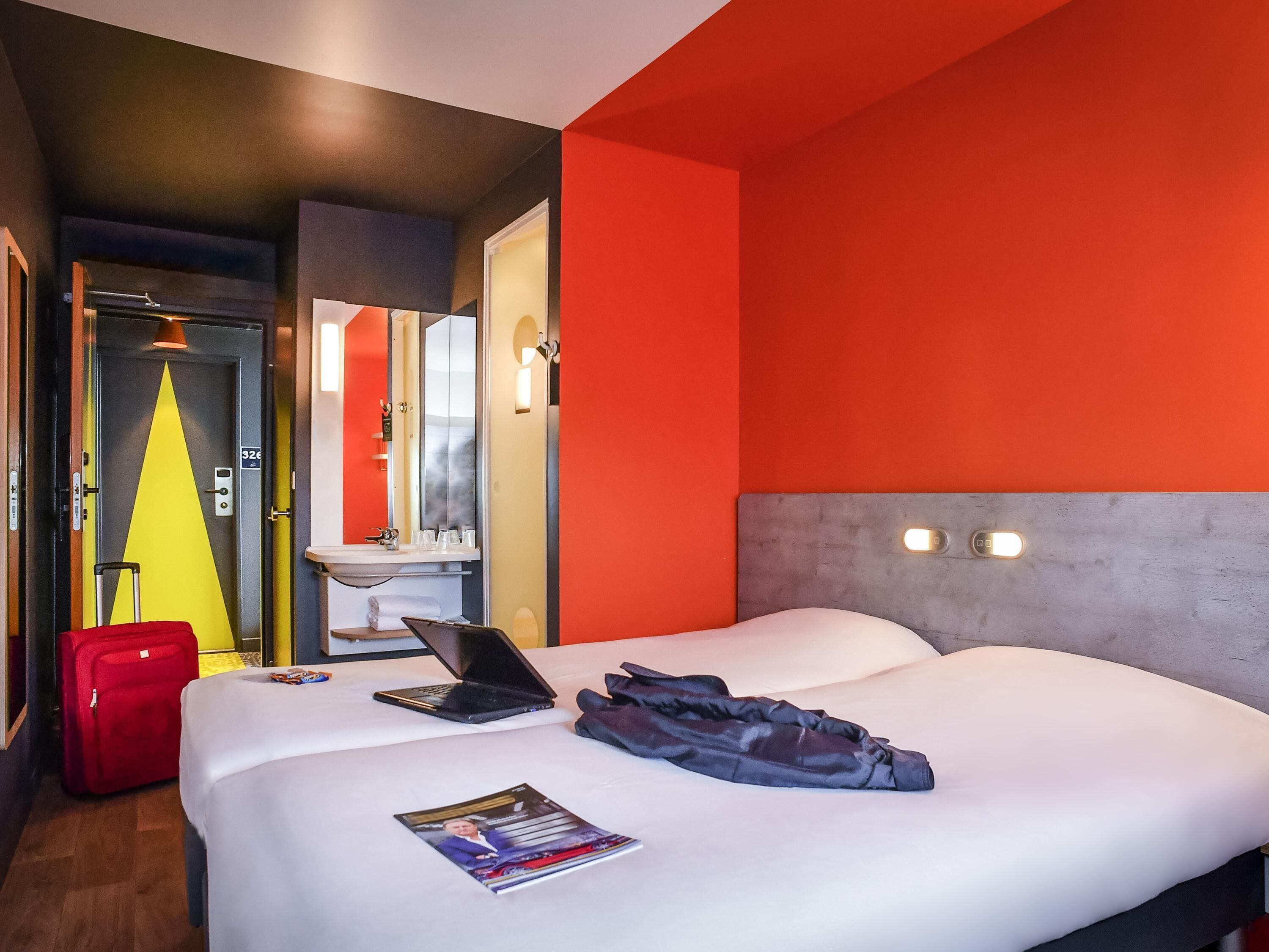 Twin Room, 2 Single Beds | Desk, blackout curtains, soundproofing, free WiFi