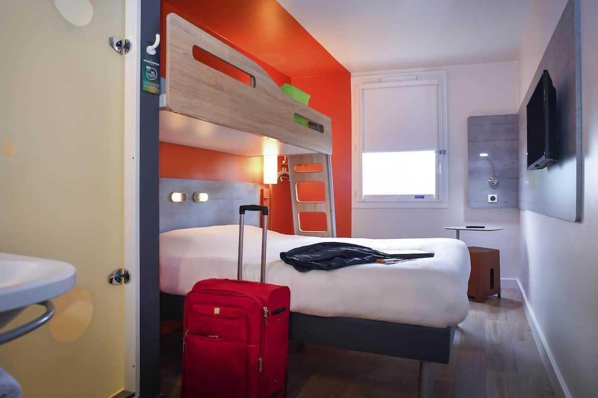 Chambre triple, Plusieurs lits | Bureau, rideaux dâobscurcissement, systĂšme dâinsonorisation