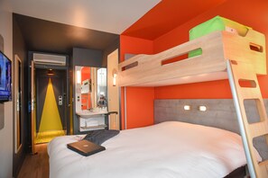 Shower, eco-friendly toiletries, hair dryer, towels - Ibis Budget Saint Lo (Saint-Lo)