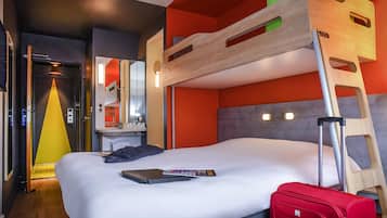 Chambre Triple, plusieurs lits | Bureau, rideaux occultants, chambres insonorisées, Wi-Fi gratuit