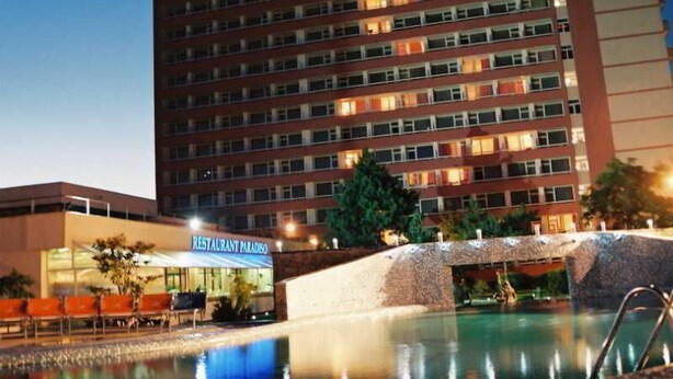 A multi-story hotel with a swimming pool in the foreground. - Paradiso (Mangalia)