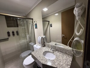Habitación ejecutiva | Baño | Ducha, cabezal de ducha tipo lluvia, secador de pelo y toallas
