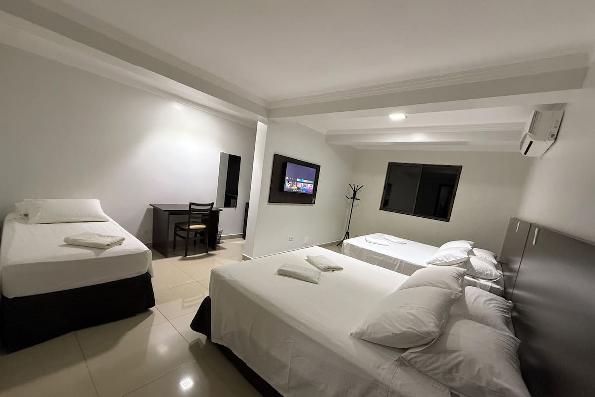Habitación ejecutiva | Minibar, caja de seguridad en la habitación y cortinas blackout