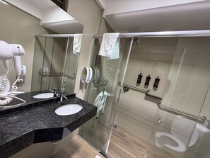 Deluxe Single Room, 1 Bedroom, Mobility Accessible | Minibar, in-room safe, blackout drapes, soundproofing - Master Gold Express Hotel (Cascavel)