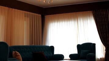 Studio Suite | Két bảo mật tại phòng, truy cập Internet không dây miễn phí