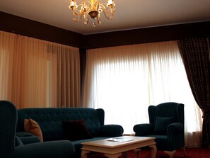 Studio Suite | Brankas, Wi-Fi gratis, dan seprai linen