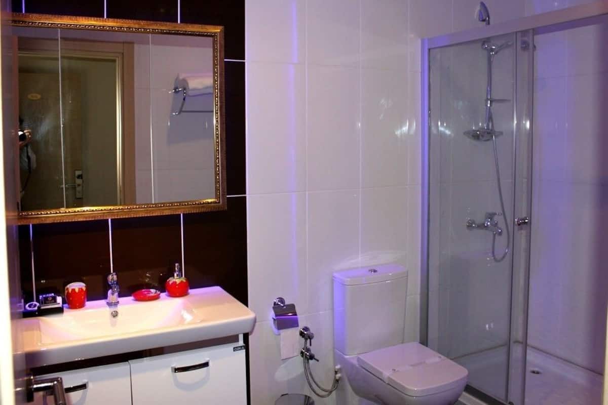 Chuveiro, produtos de toalete grátis, secador de cabelo, chinelos