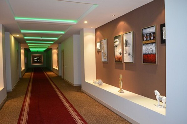 Caja de seguridad en la habitación, wifi gratis y ropa de cama