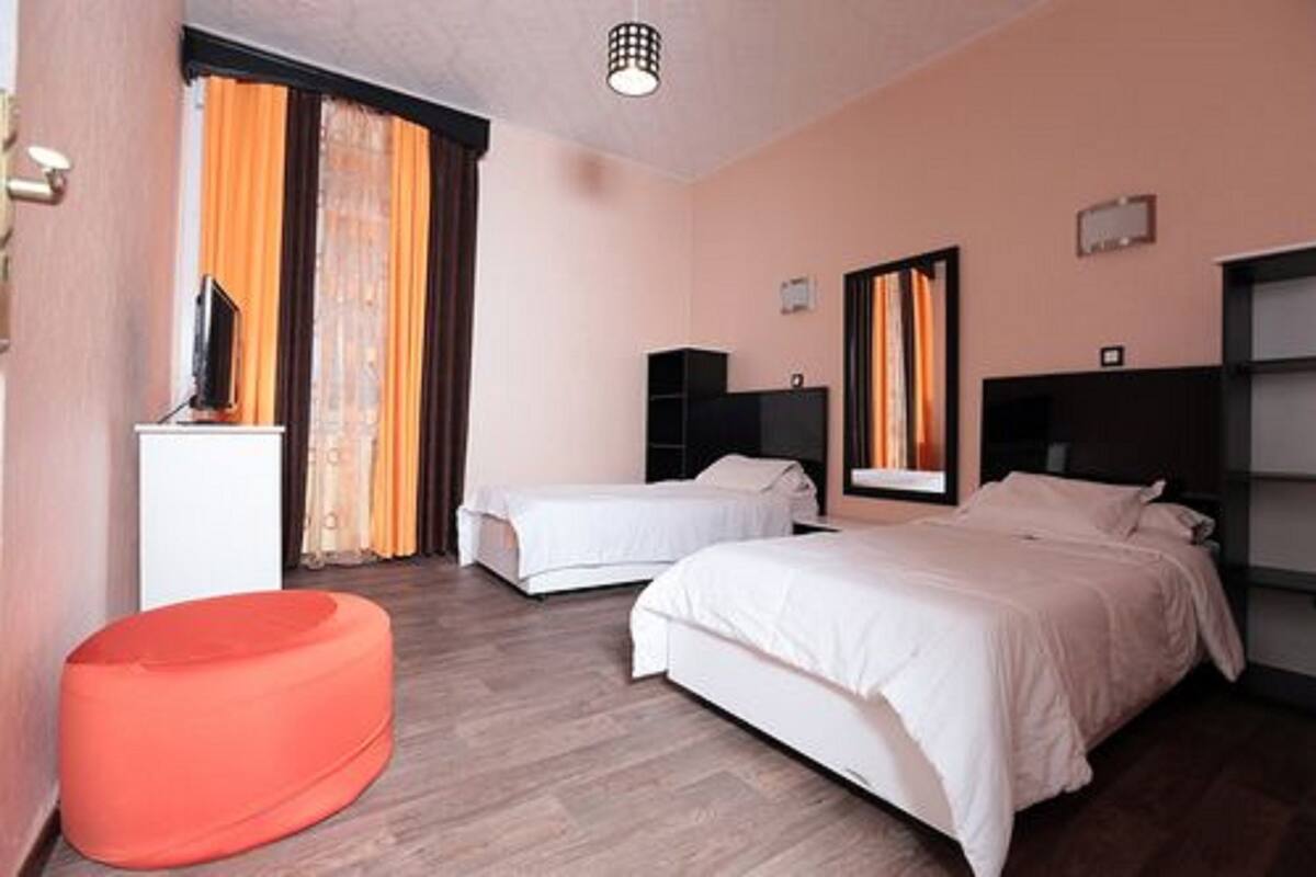 Kamar Double Standar | Minibar, meja kerja, tirai kedap cahaya, dan Wi-Fi gratis