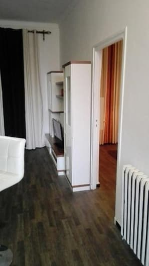 Minibar, individually decorated, individually furnished, desk - Hotel Rais (Algiers)