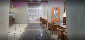 Tägliches inbegriffenes kontinentales Frühstück