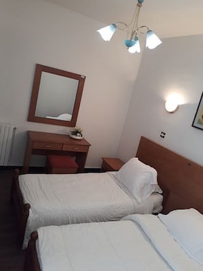 Minibar, individually decorated, individually furnished, desk - Hotel Rais (Algiers)