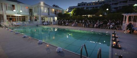 Outdoor pool, pool umbrellas, sun loungers