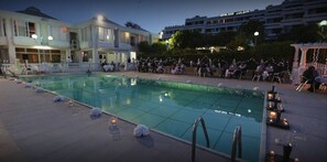 Outdoor pool, pool umbrellas, sun loungers - Hotel Rais (Algiers)