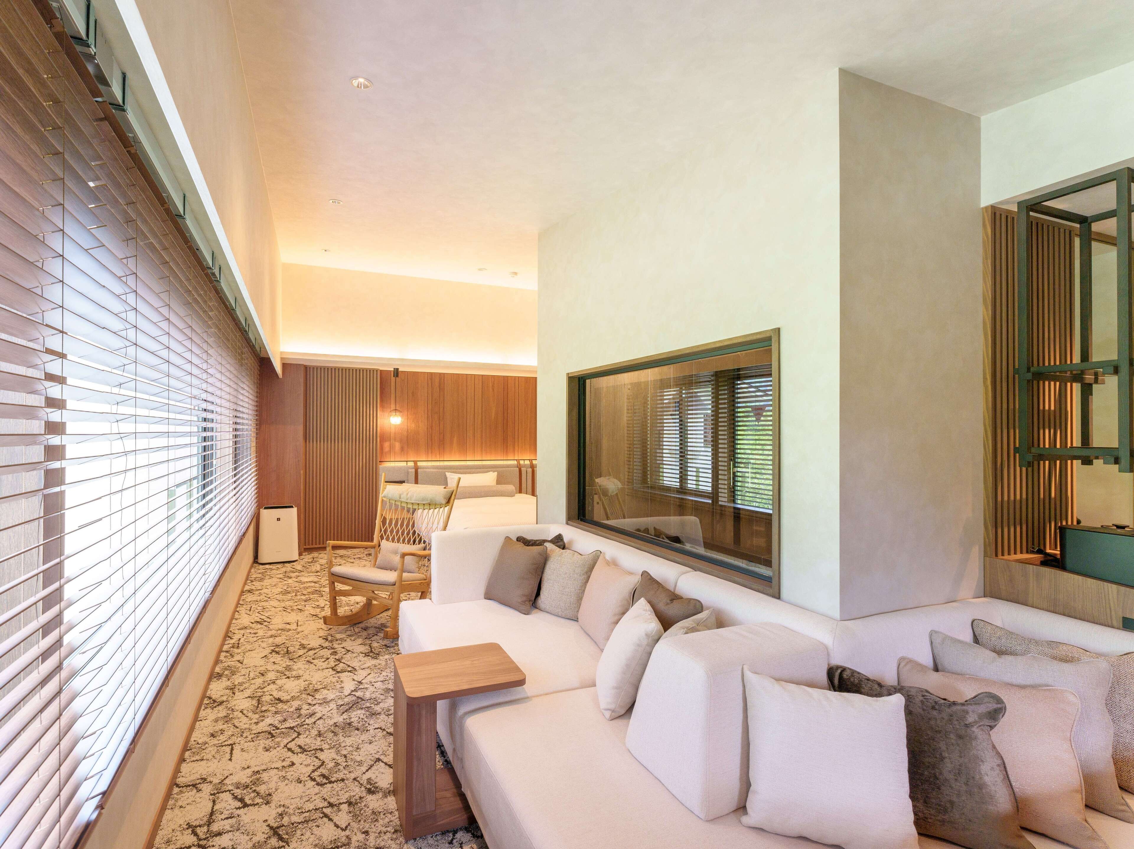 ラグジュアリー 4 人部屋 禁煙 リバービュー | 羽毛の掛け布団、セーフティボックス (室内)、デスク、WiFi (無料)