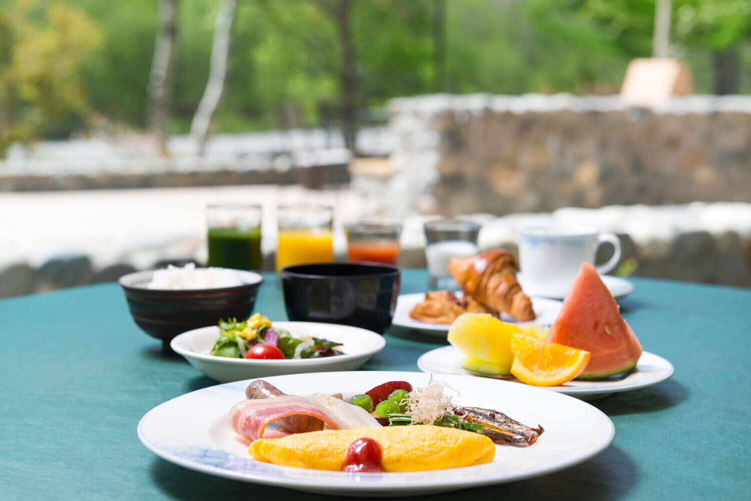 breakfast, lunch and dinner served