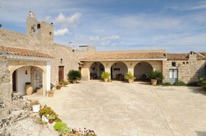 Courtyard - Masseria Uccio (Tricase)
