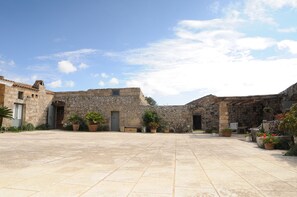 Courtyard - Masseria Uccio (Tricase)