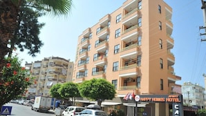 A multi-story hotel with balconies, a cafe, and a bar. - Happy Homes Apartments (Alanya)