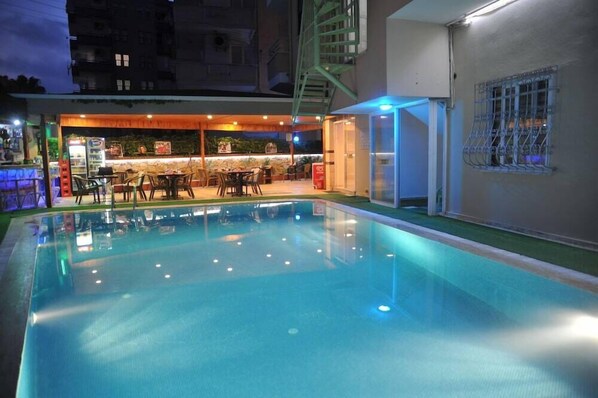 حمّام سباحة خارجي