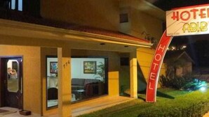 A hotel sign with the name "HOTEL ABIB" and a phone number. - Abib Hotel (IRATI)