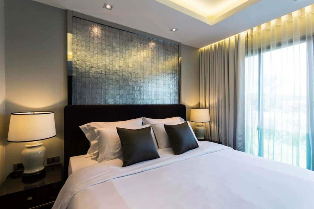 Bộ đồ giường cao cấp, minibar, két bảo mật tại phòng, bàn 