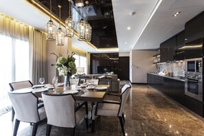Penthouse Vorra Chinda | Ropa de cama de alta calidad y minibar 