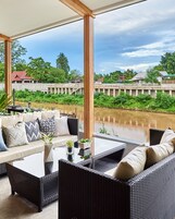 Se sirven desayunos, almuerzos y cenas; cocina tailandesa