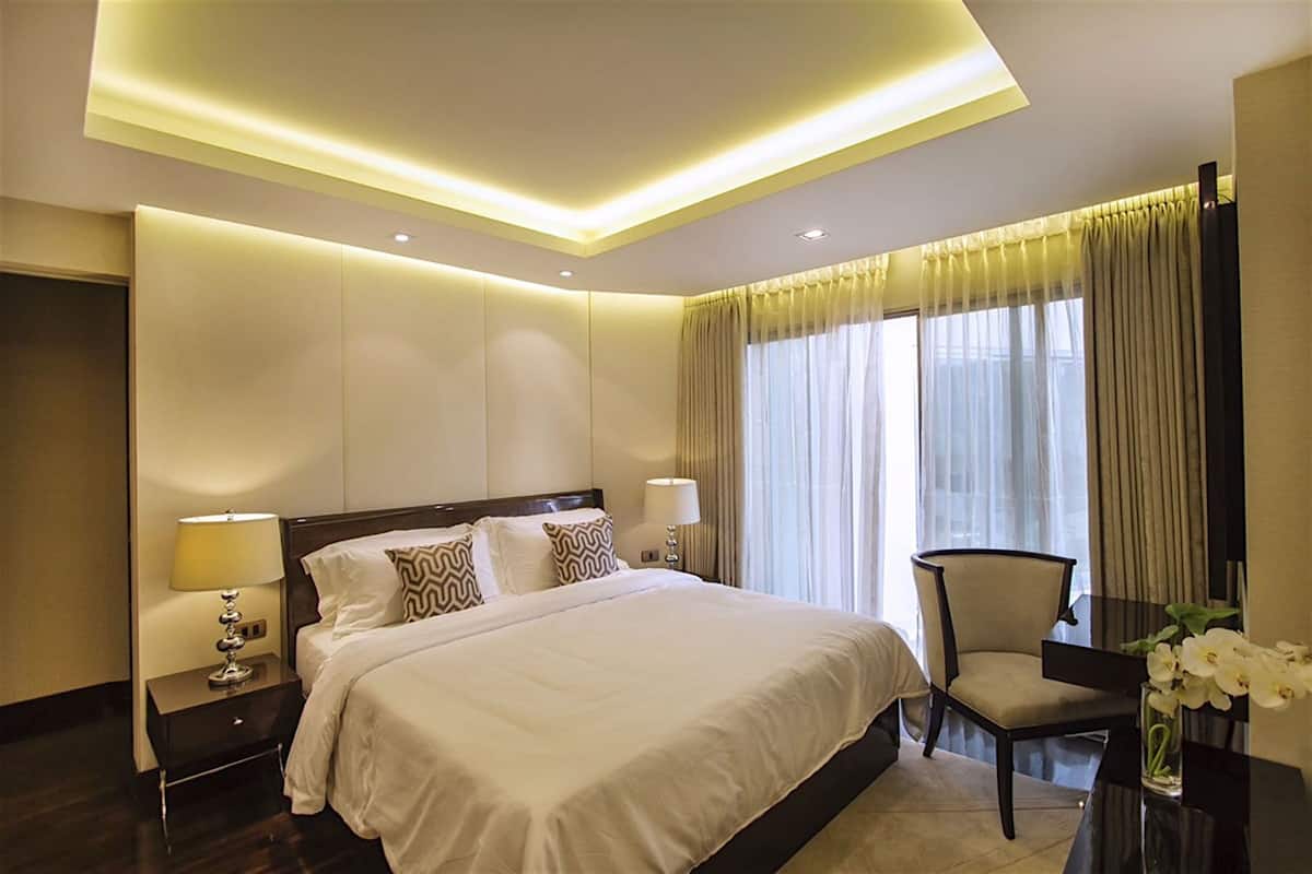 Bộ đồ giường cao cấp, minibar, két bảo mật tại phòng, bàn 
