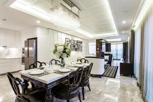 2 Bedroom Vorra Kamol Suite | Cocina privada | Cafetera o tetera, frigorífico grande, placa de cocina y trona infantil