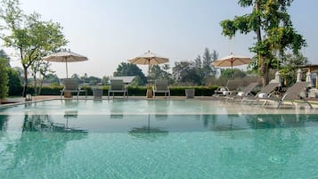 Piscine extérieure, chaises longues