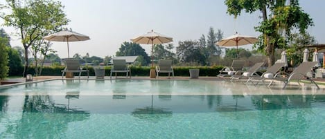 Piscine extérieure, chaises longues