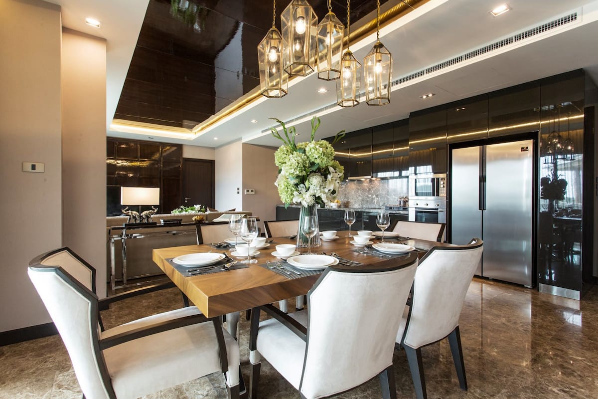 Penthouse Vorra Chinda | Bếp riêng | Dụng cụ pha cà phê/trà, tủ lạnh, bếp nấu, ghế cao cho trẻ em 