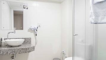 Habitación Deluxe | Baño | Regadera, amenidades de baño gratuitas, secadora de cabello, toallas