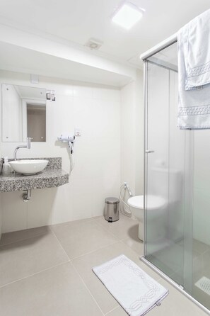 Chambre Deluxe | Salle de bain | Douche, articles de toilette (gratuits), séchoir à cheveux