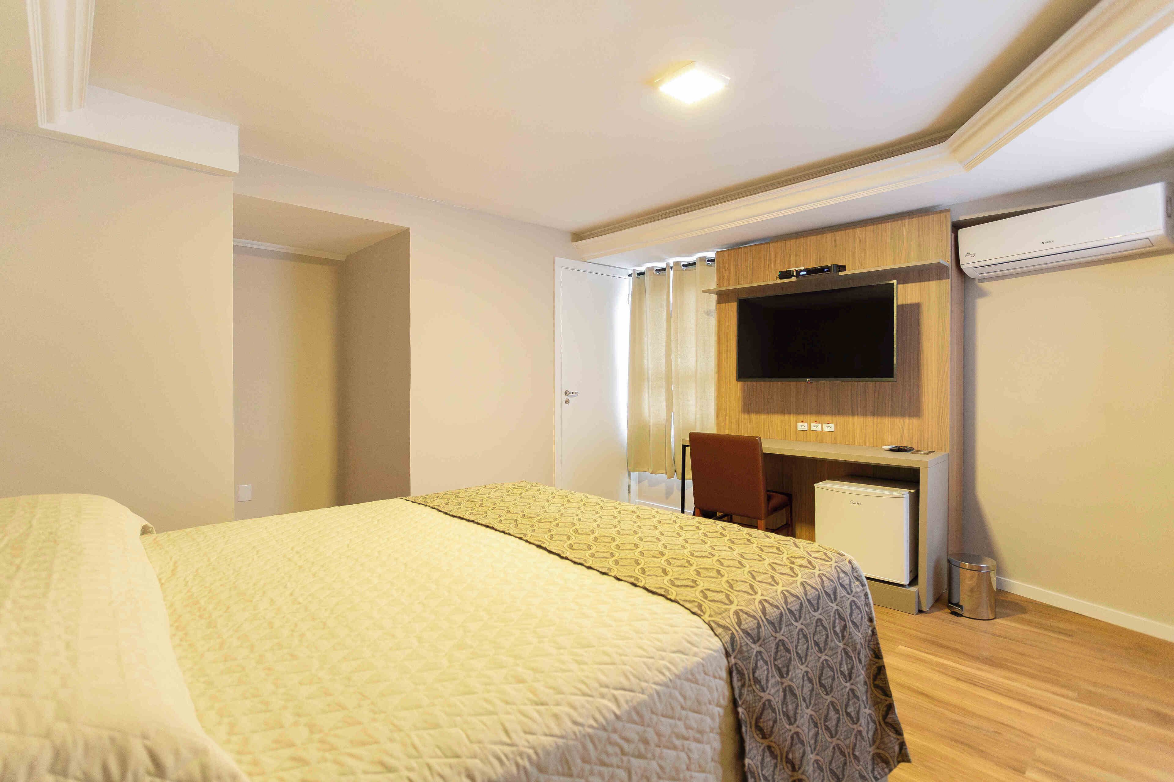 deluxe room | minibar, individually furnished, desk, laptop workspace