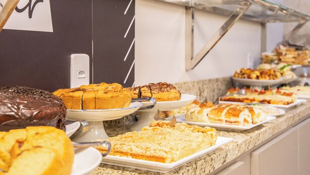 A buffet with various desserts and pastries. - Hotel Dom Rafael Executivo (Santa Maria)