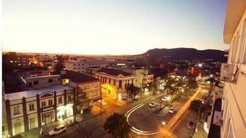 Minibar, muebles diferentes y escritorio