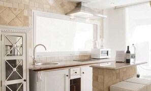 Kjøleskap, kokeplater og brødrister