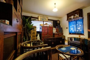 Área de estar no saguão