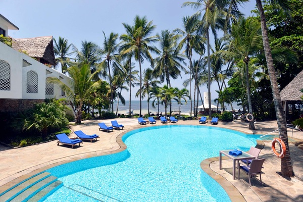 2 hồ bơi ngoài trời