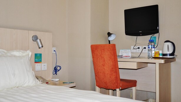 A hotel room with a bed, a desk with a chair, a television, a lamp, and a kettle. - Jinjiang Inn (Beijing Tian'anmen Square Hepingmen Subway Station) (Beijing)