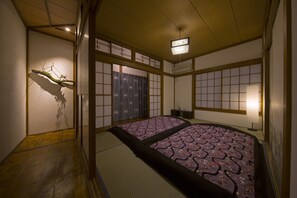 Habitació doble tradicional, no fumadors (AOI ROOM) | Escriptori, cortines opaques, wifi gratuïta i roba de llit 